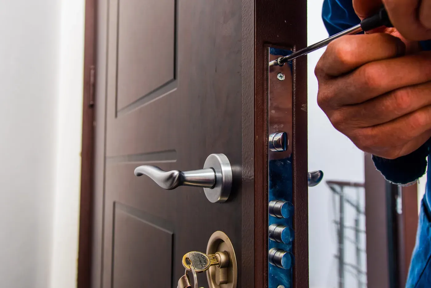 Perçage et pose d'un cylindre certifié sur une porte de maison à Vaucresson
